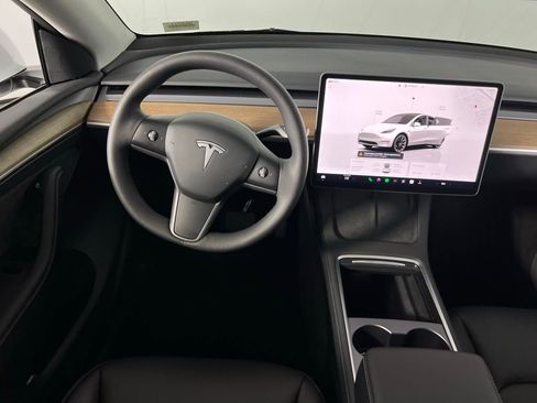 Used 2023 Tesla Model Y Long Range image 32