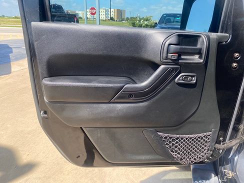 Used 2017 Jeep Wrangler Unlimited Sahara AWD/4WD image 12