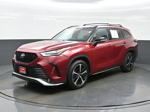 Used 2022 Toyota Highlander XSE AWD/4WD image 2