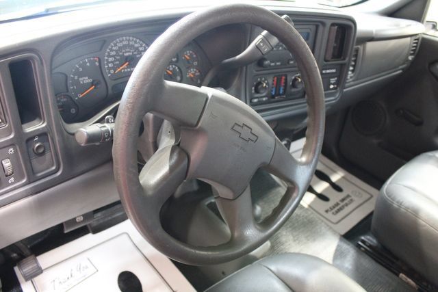 Used 2006 Chevrolet Silverado 2500 W/T w/ Heavy-Duty Power Package AWD/4WD image 18