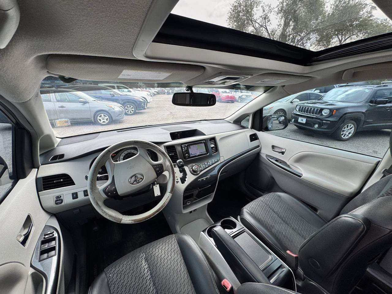 Used 2014 Toyota Sienna SE FWD image 17