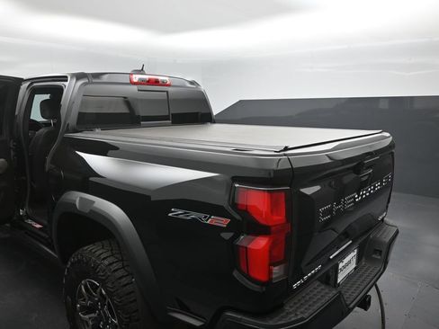Used 2025 Chevrolet Colorado ZR2 w/ Technology Package AWD/4WD image 23