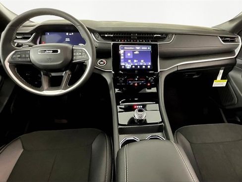 New 2025 Jeep Grand Cherokee Laredo image 6