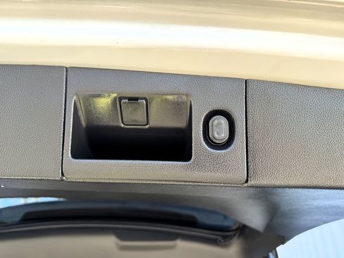 Used 2017 Cadillac Escalade Platinum image 18