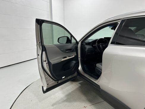 Used 2022 Toyota Venza XLE AWD/4WD image 23