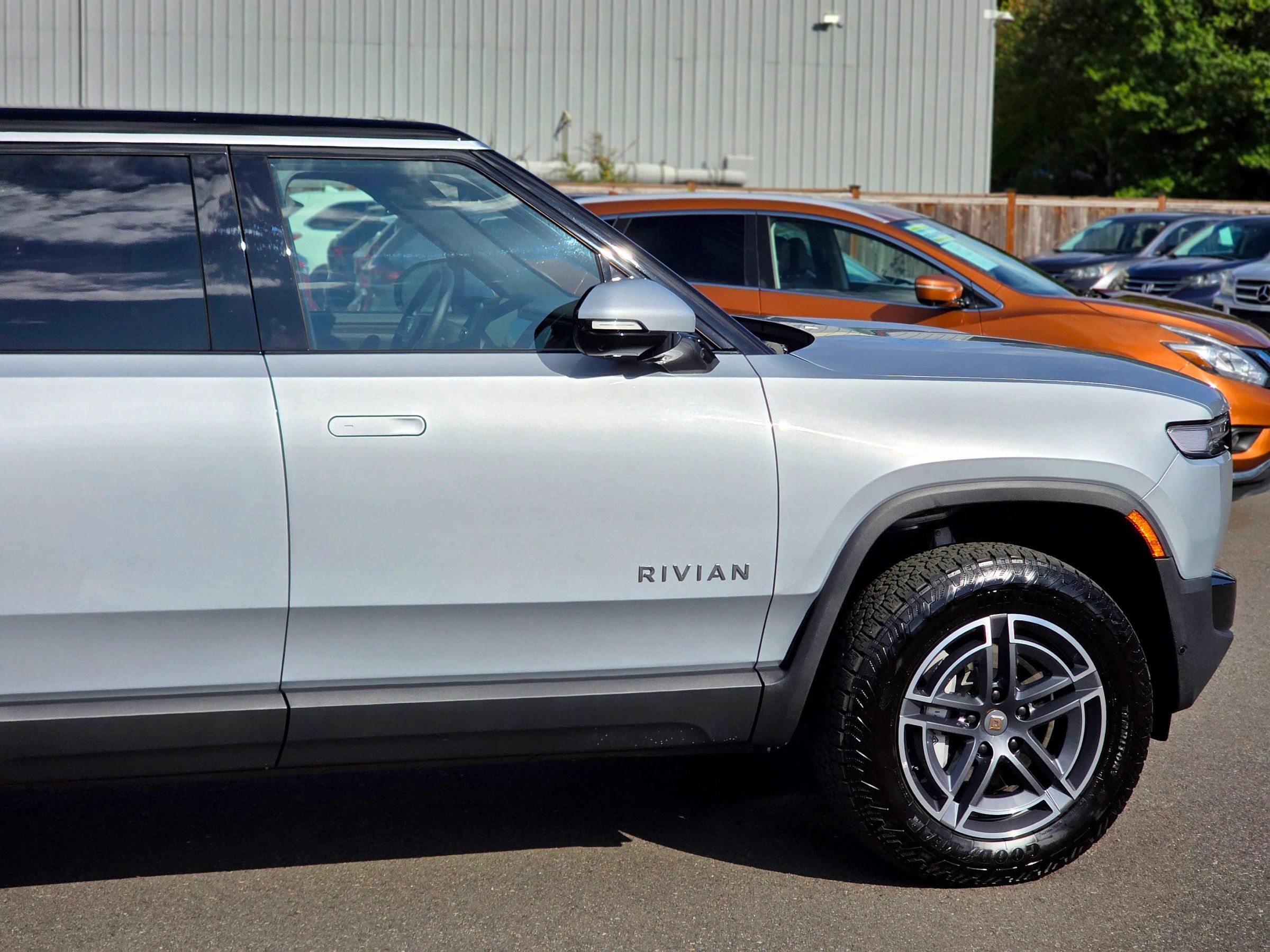 Used 2025 Rivian R1S Adventure Dual AWD/4WD image 14