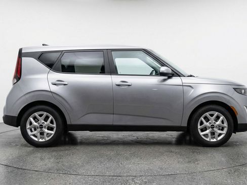 Used 2025 Kia Soul LX w/ LX Technology Package FWD image 11