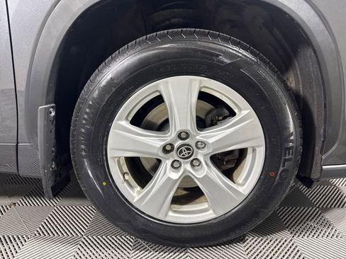 Used 2022 Toyota Highlander LE AWD/4WD image 11
