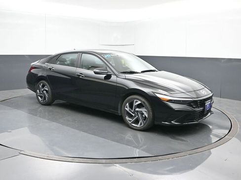 Used 2025 Hyundai Elantra Limited image 7