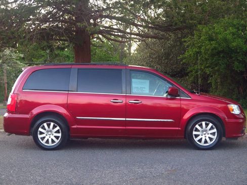 Used 2016 Chrysler Town & Country Touring w/ Driver Convenience Group FWD image 5