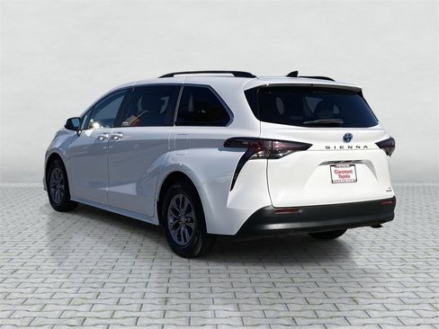 Certified 2024 Toyota Sienna LE image 4