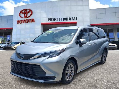 Used 2021 Toyota Sienna LE FWD image 2