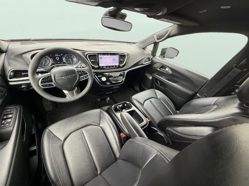 Used 2025 Chrysler Pacifica Select FWD image 10