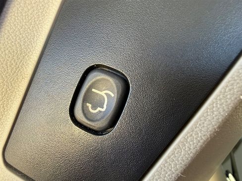 Used 2016 Chrysler Town & Country Limited image 38