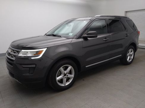 Used 2018 Ford Explorer XLT FWD image 2