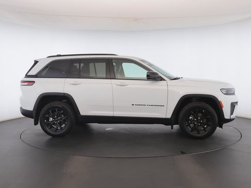 New 2026 Jeep Grand Cherokee Altitude AWD/4WD image 23
