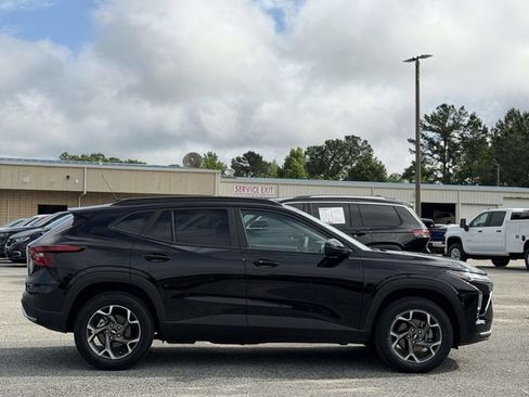 Used 2025 Chevrolet Trax LT w/ LT Convenience Package FWD image 5