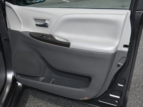 Used 2020 Toyota Sienna XLE image 21