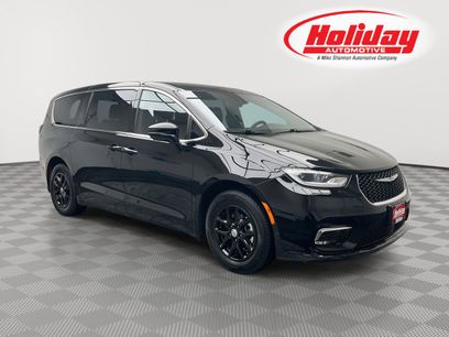 Used 2025 Chrysler Pacifica Select