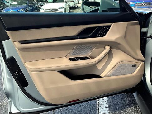 Used 2022 Porsche Taycan image 21