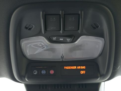 Used 2025 Chevrolet Colorado Z71 w/ Technology Package AWD/4WD image 10