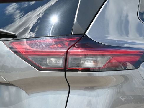 Used 2023 Nissan Rogue SV AWD/4WD image 22