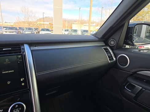 Used 2024 Land Rover Discovery Dynamic SE image 25