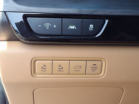 Used 2024 Kia Carnival EX FWD image 32