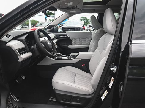 New 2025 Mitsubishi Outlander image 28