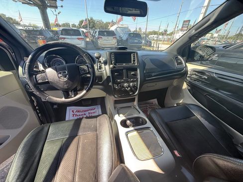 Used 2019 Dodge Grand Caravan SXT image 6
