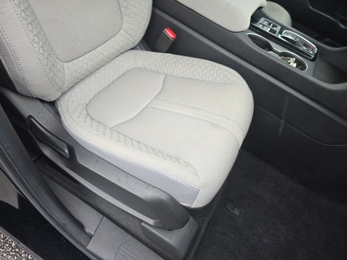 Used 2023 Honda Pilot LX image 10