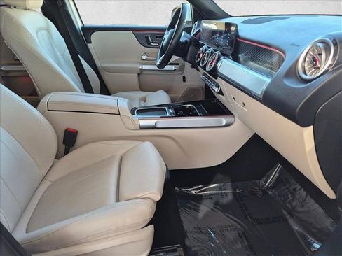 Used 2025 Mercedes-Benz GLB 250 4MATIC image 21