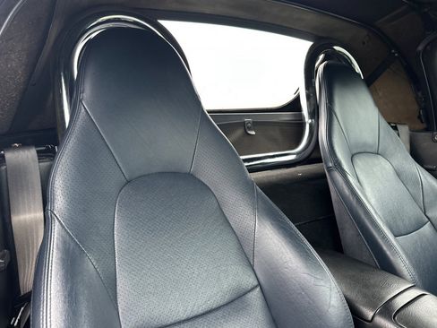 Used 2004 MAZDA MX-5 Miata w/ Leather Azure Blue Pkg image 13