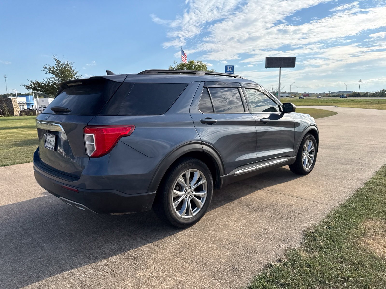 Used 2021 Ford Explorer XLT w/ Equipment Group 202A RWD image 13