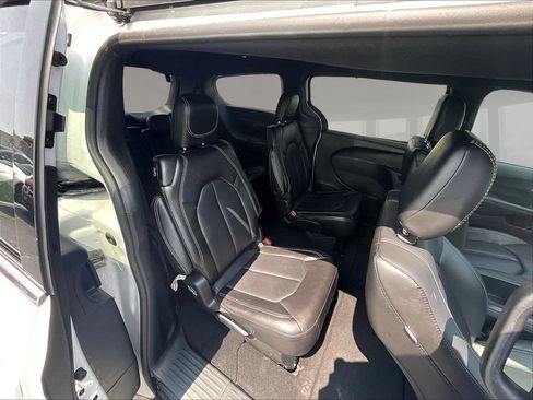 Used 2025 Chrysler Pacifica Select FWD image 24