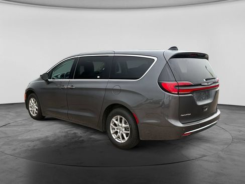Used 2023 Chrysler Pacifica Touring-L FWD image 7