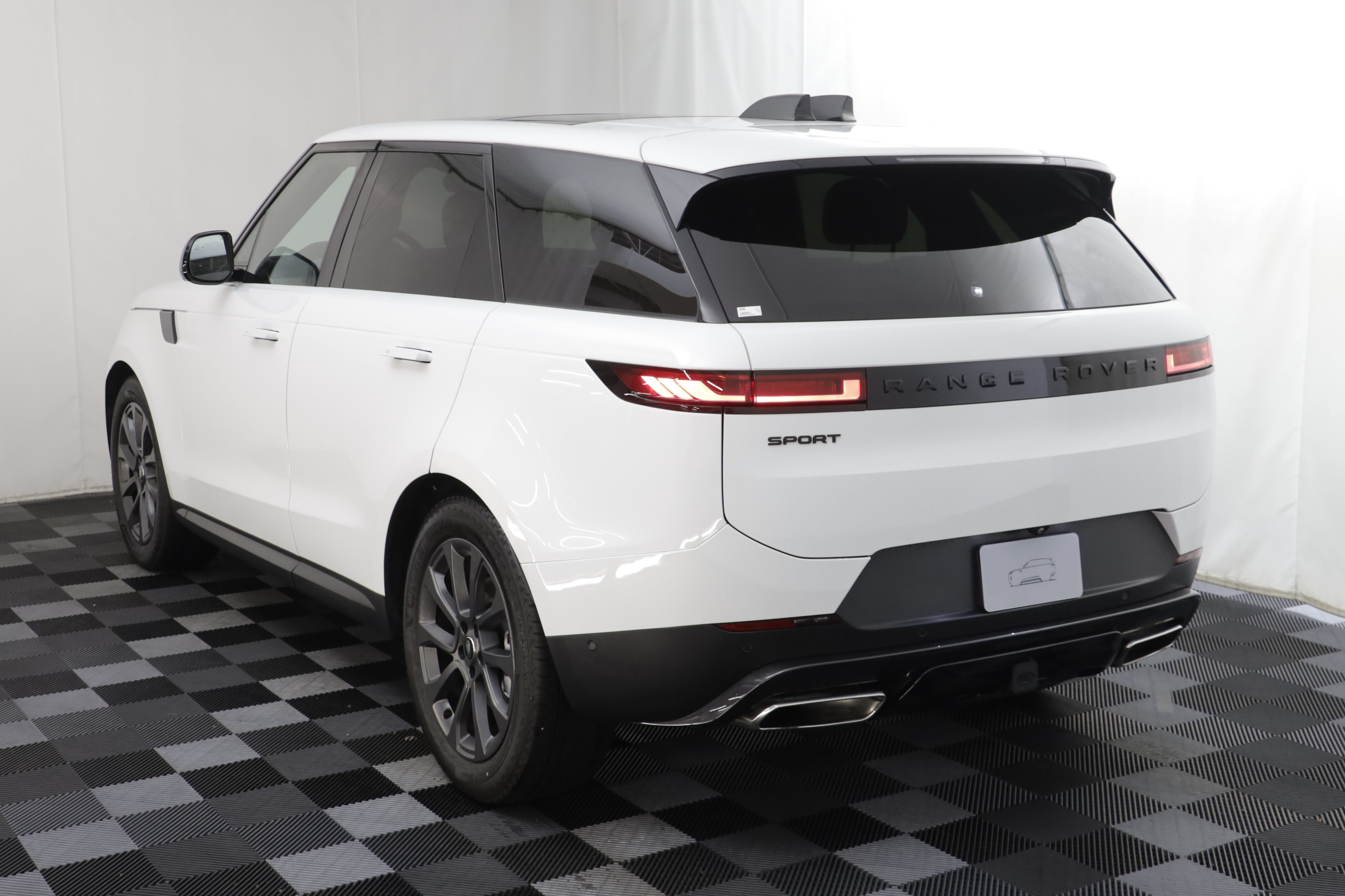 Used 2024 Land Rover Range Rover Sport SE AWD/4WD image 16
