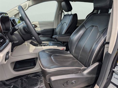Used 2023 Chrysler Pacifica Limited FWD image 11