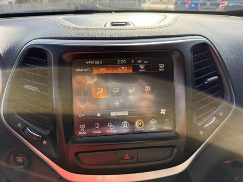 Used 2018 Jeep Cherokee Latitude Plus image 12