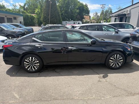 Used 2024 Nissan Altima 2.5 SV FWD image 6