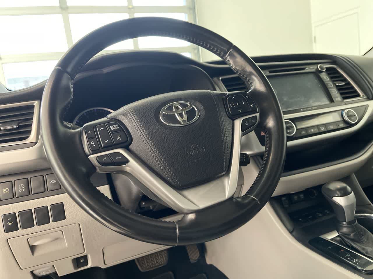 Used 2018 Toyota Highlander XLE AWD/4WD image 14