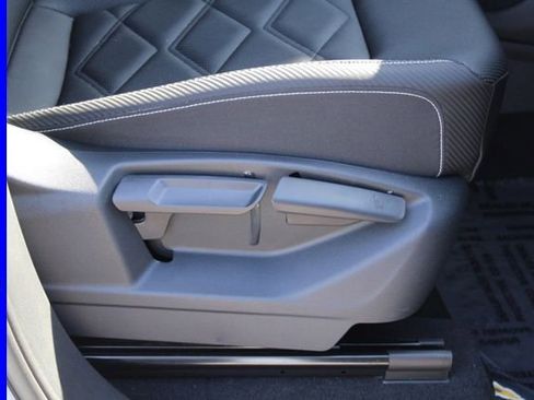 Used 2025 Volkswagen Atlas Cross Sport SE w/ Panoramic Sunroof Package image 22