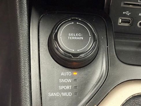 Used 2015 Jeep Cherokee Limited w/ Trailer Tow Group AWD/4WD image 26