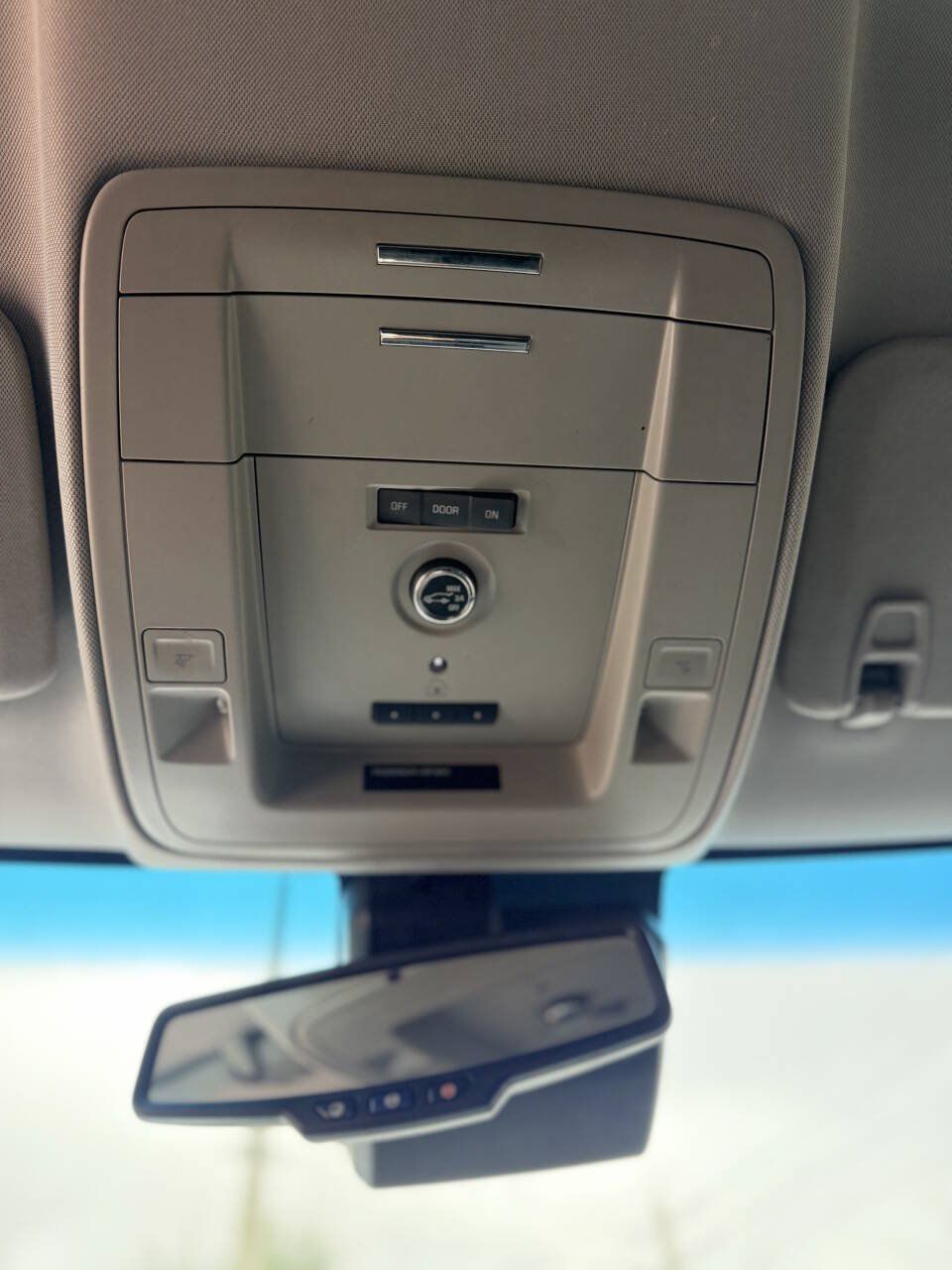 Used 2018 Chevrolet Suburban LT RWD image 18