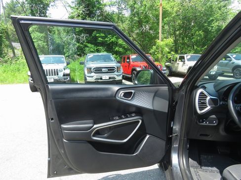 Used 2022 Kia Soul LX w/ Technology Package image 10
