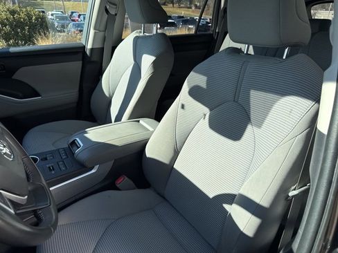 Used 2022 Toyota Highlander LE image 23