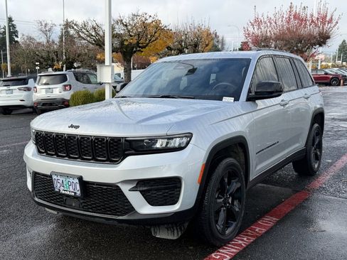 Used 2023 Jeep Grand Cherokee Altitude image 4