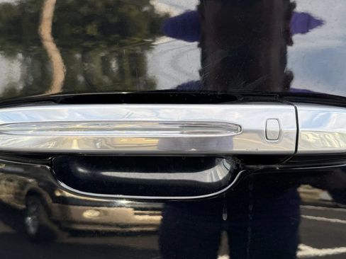 Used 2018 Cadillac Escalade Platinum AWD/4WD image 11