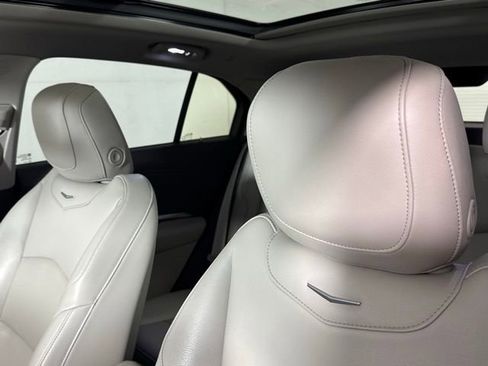 Used 2019 Cadillac XT4 Luxury w/ Cold Weather Package image 11