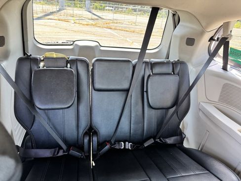 Used 2015 Chrysler Town & Country Touring w/ Driver Convenience Group image 18